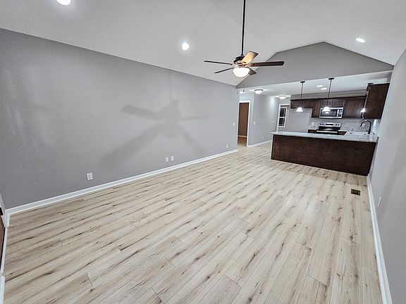 3rd image of 908 Shelbyview Dr