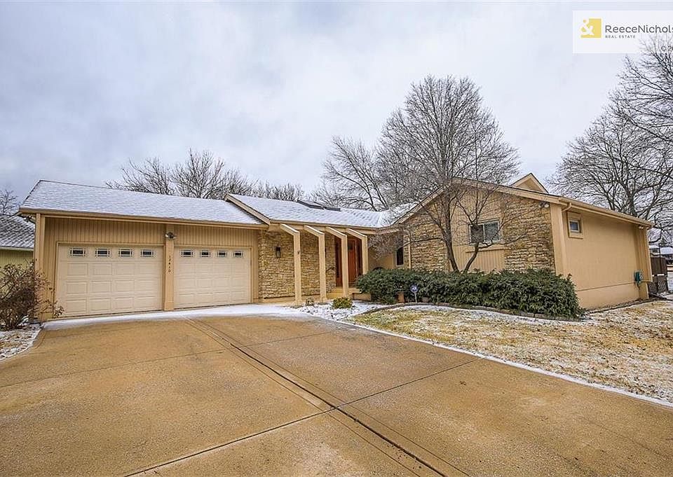 WELCOME HOME TO THIS BEAUTIFULLY MAINTAINED PATIO HOME.