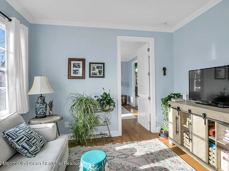 812 Claridge Dr — Photo 7