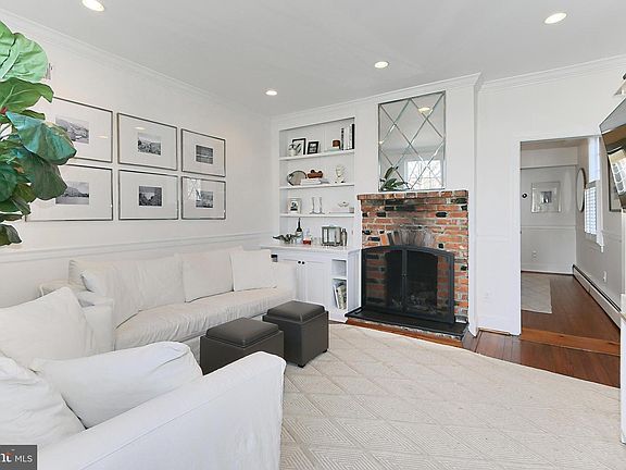 2nd image of 702 S Fairfax St