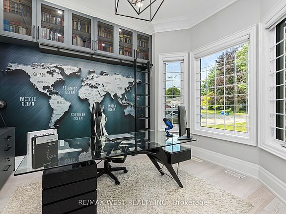 3rd image of 62 Sherwood Forest Dr