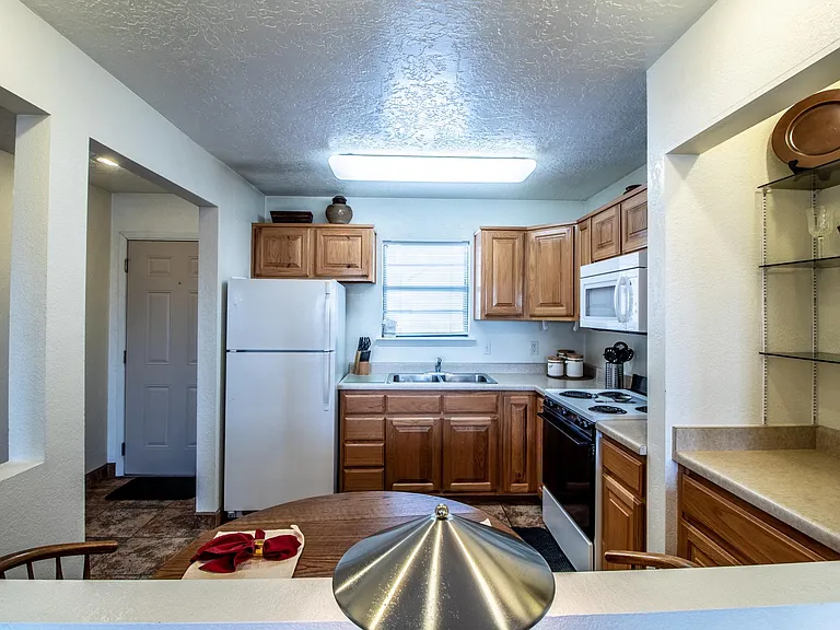 1005 E Navajo St — Photo 2