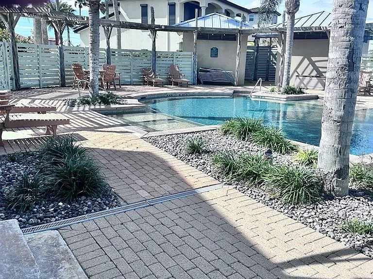154 Oleander Dr — Photo 31