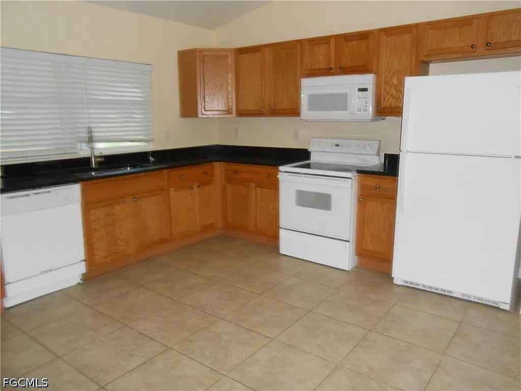 3 bed, 2.0 bath, 1353 sqft, $1,650 — Photo 2