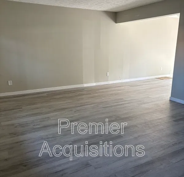 201 E Woodlawn Ave #15 — Photo 2