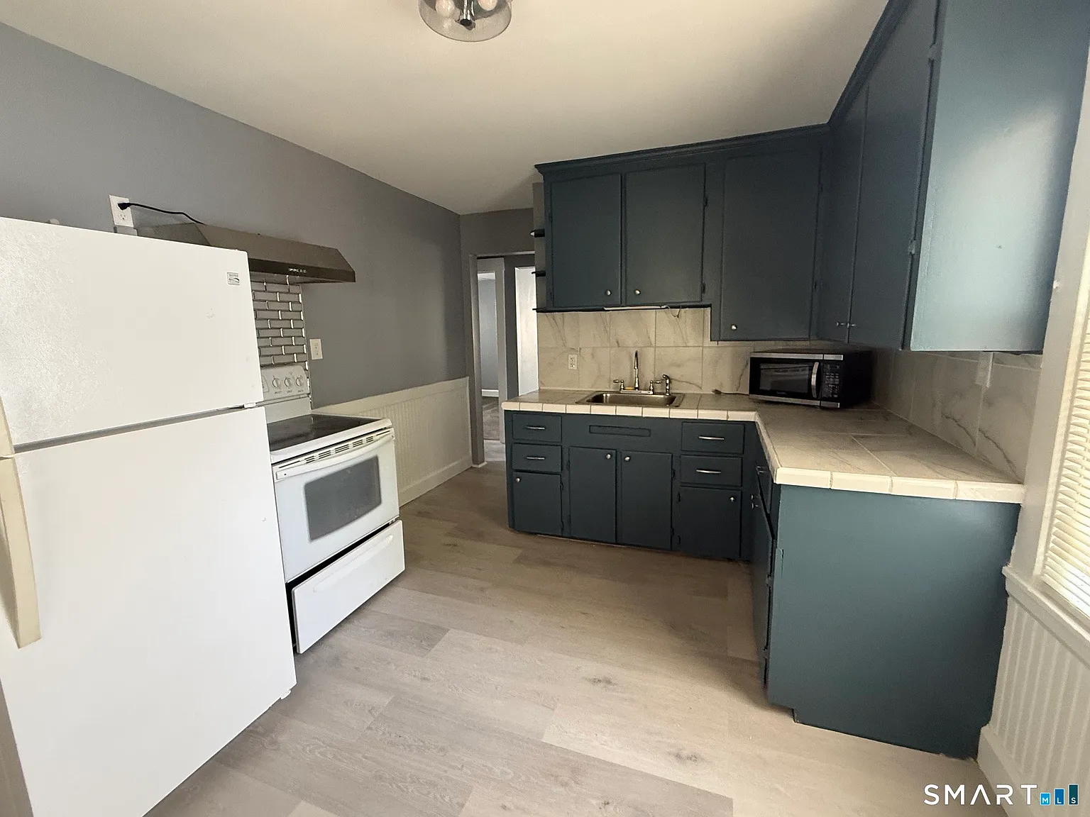 3 bed, 1.0 bath, 882 sqft, $2,050 — Photo 3