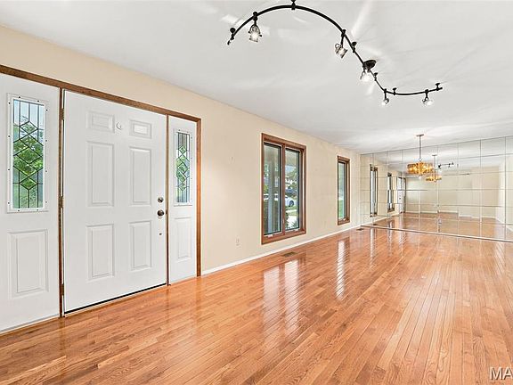 4th image of 5288 Bloomfield Dr
