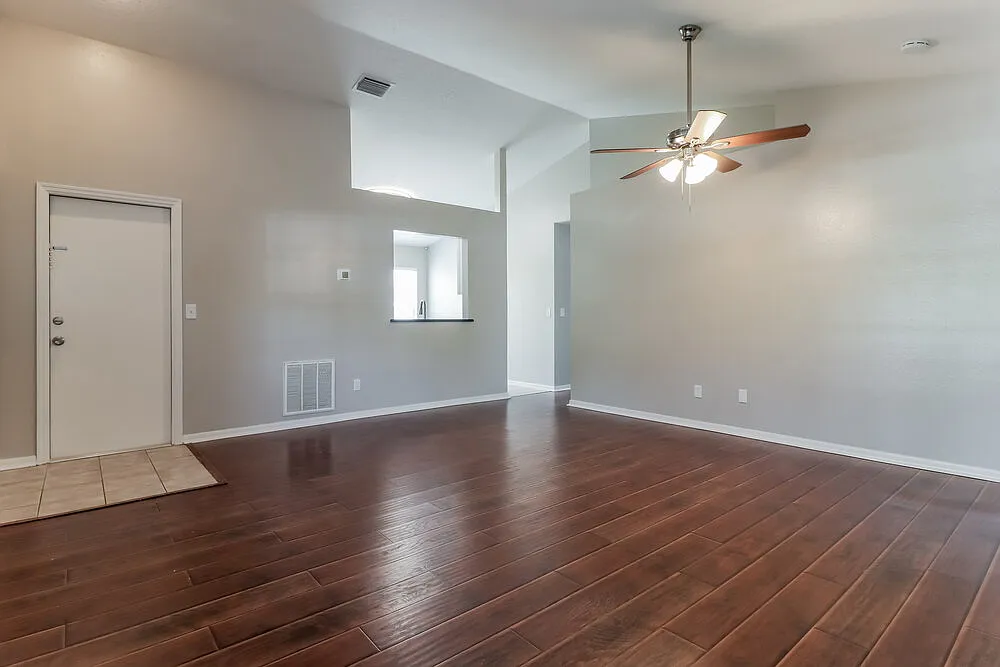 3 bed, 2.0 bath, 1182 sqft, $2,045 — Photo 4