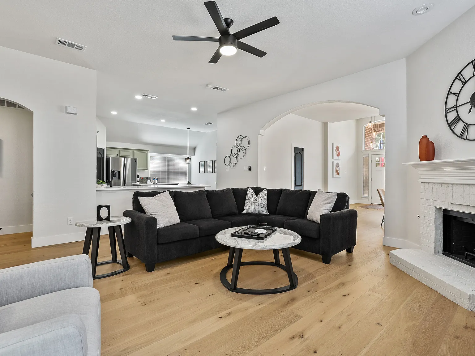4 bed, 2232 sqft, $8,586 — Photo 3