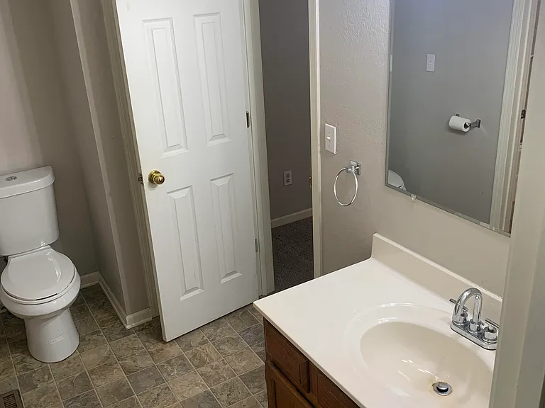 1338 NW Jefferson Ct — Photo 3
