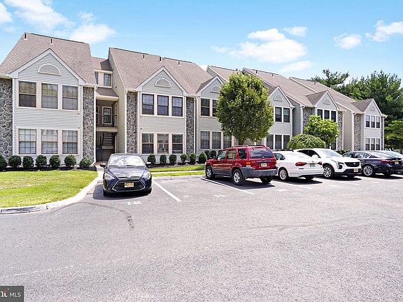3rd image of 69 Bridgewater Dr