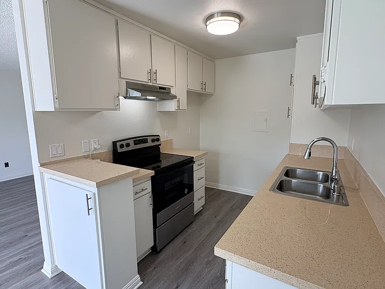 Sea Cliff Terrace — Photo 8
