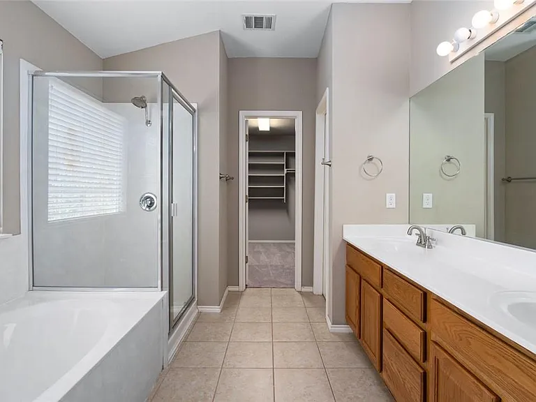 2633 Bolton St — Photo 12