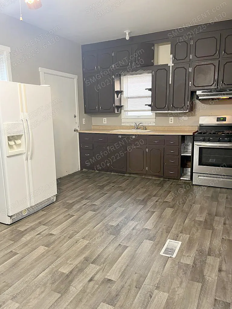 2212 F Street Omaha, NE 68107 - 1 — Photo 2