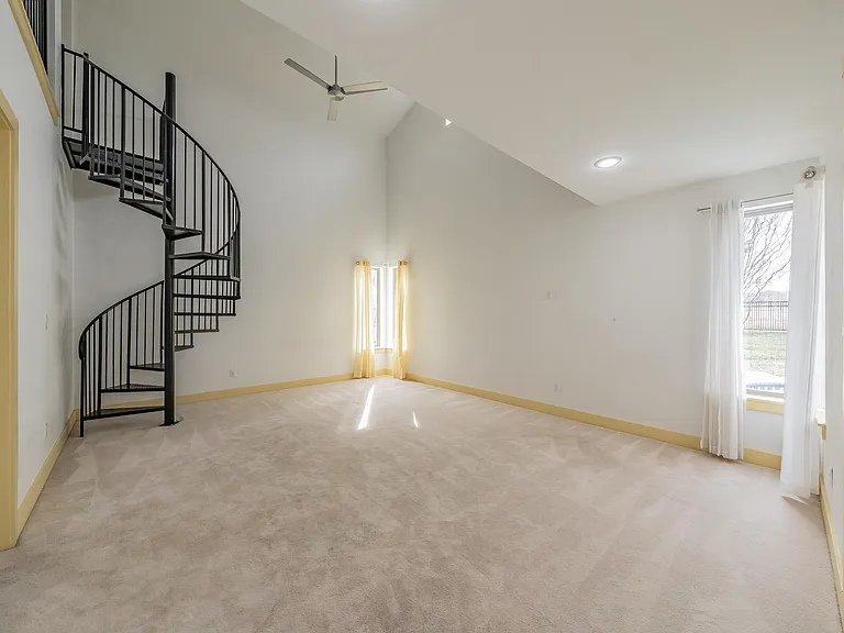 2400 Ridgecrest Dr — Photo 13