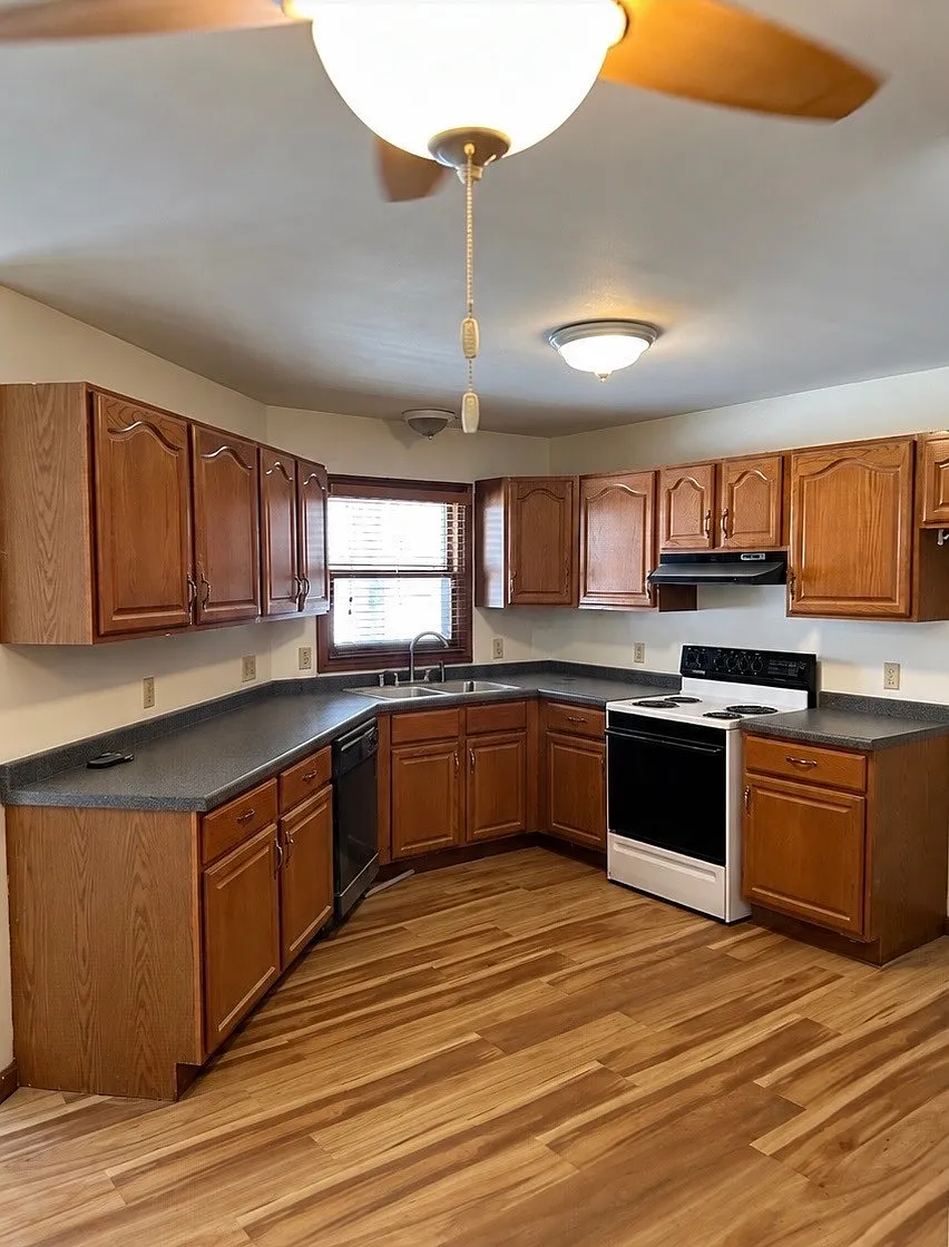 3 bed, 1910 sqft, $2,900 — Photo 2