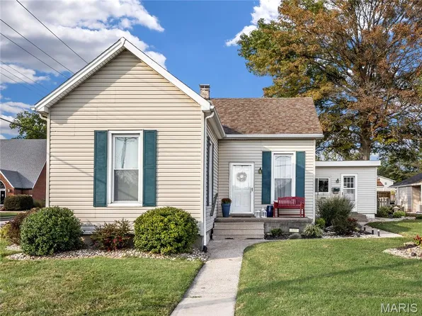 121 W Clay St, Troy, IL 62294