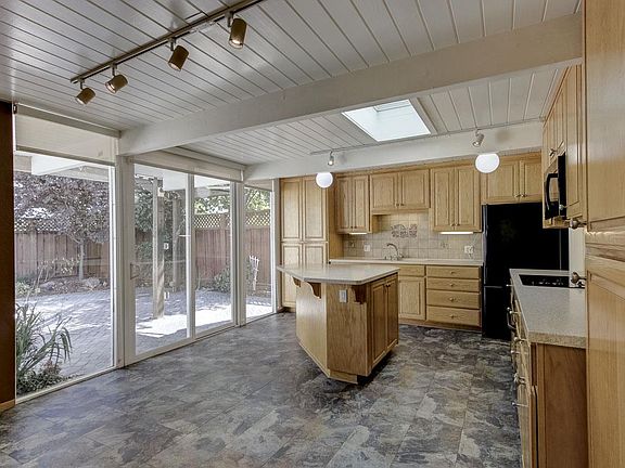 4th image of 903 Brookgrove Ln