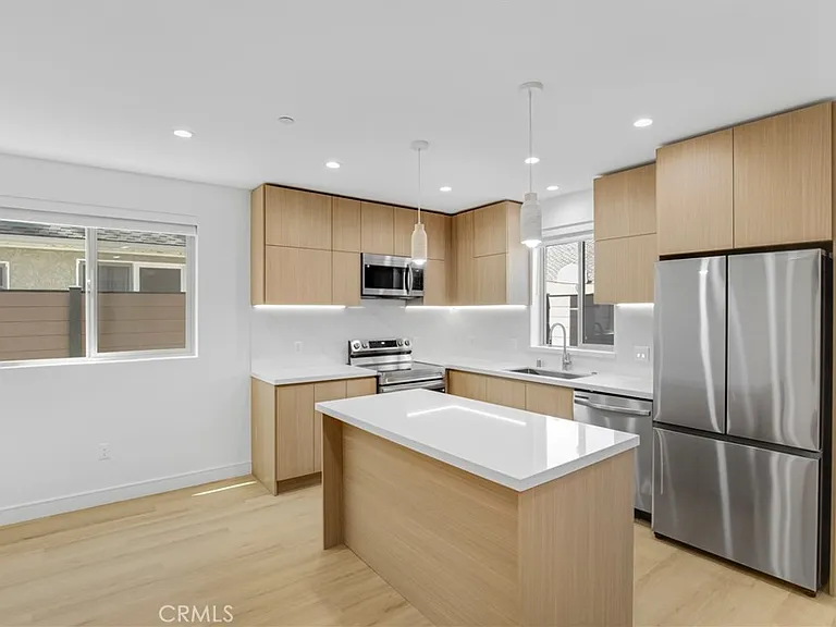 4853 Woodman Ave — Photo 11