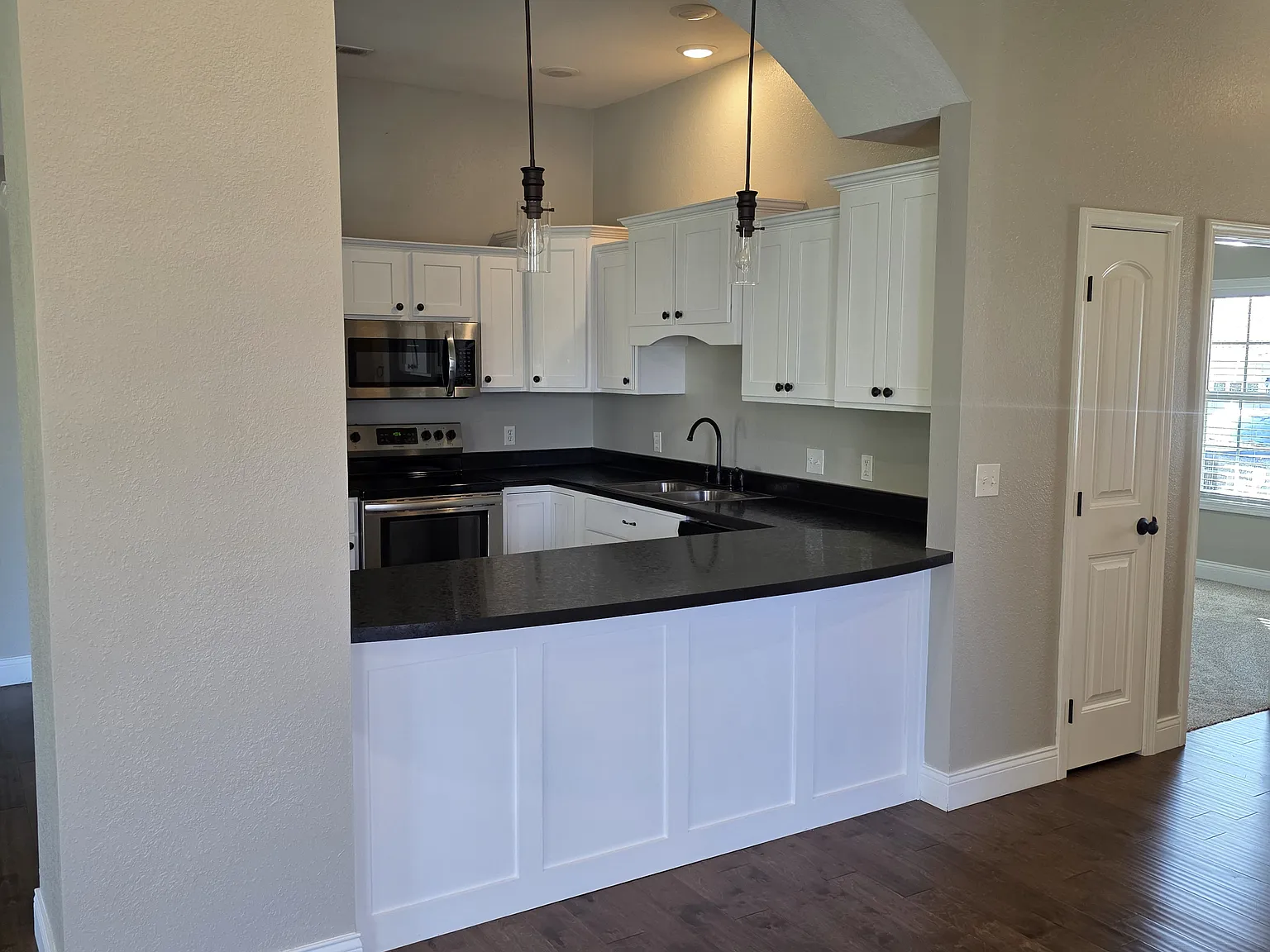 3 bed, 1600 sqft, $1,800 — Photo 4