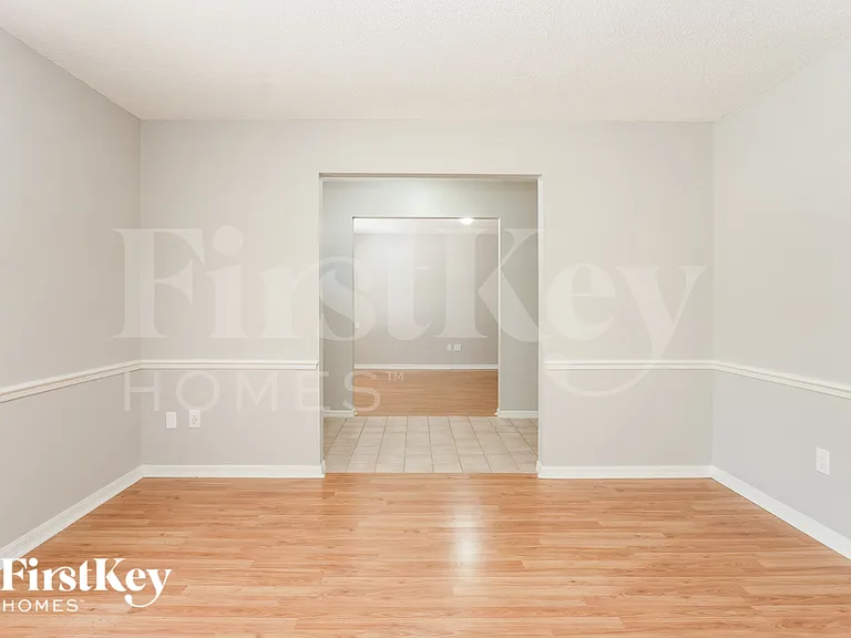 913 Sylvia Dr — Photo 7
