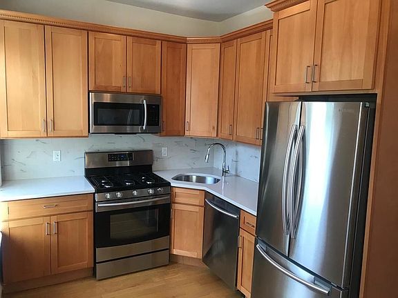 3rd image of 200 Sackett St APT 2