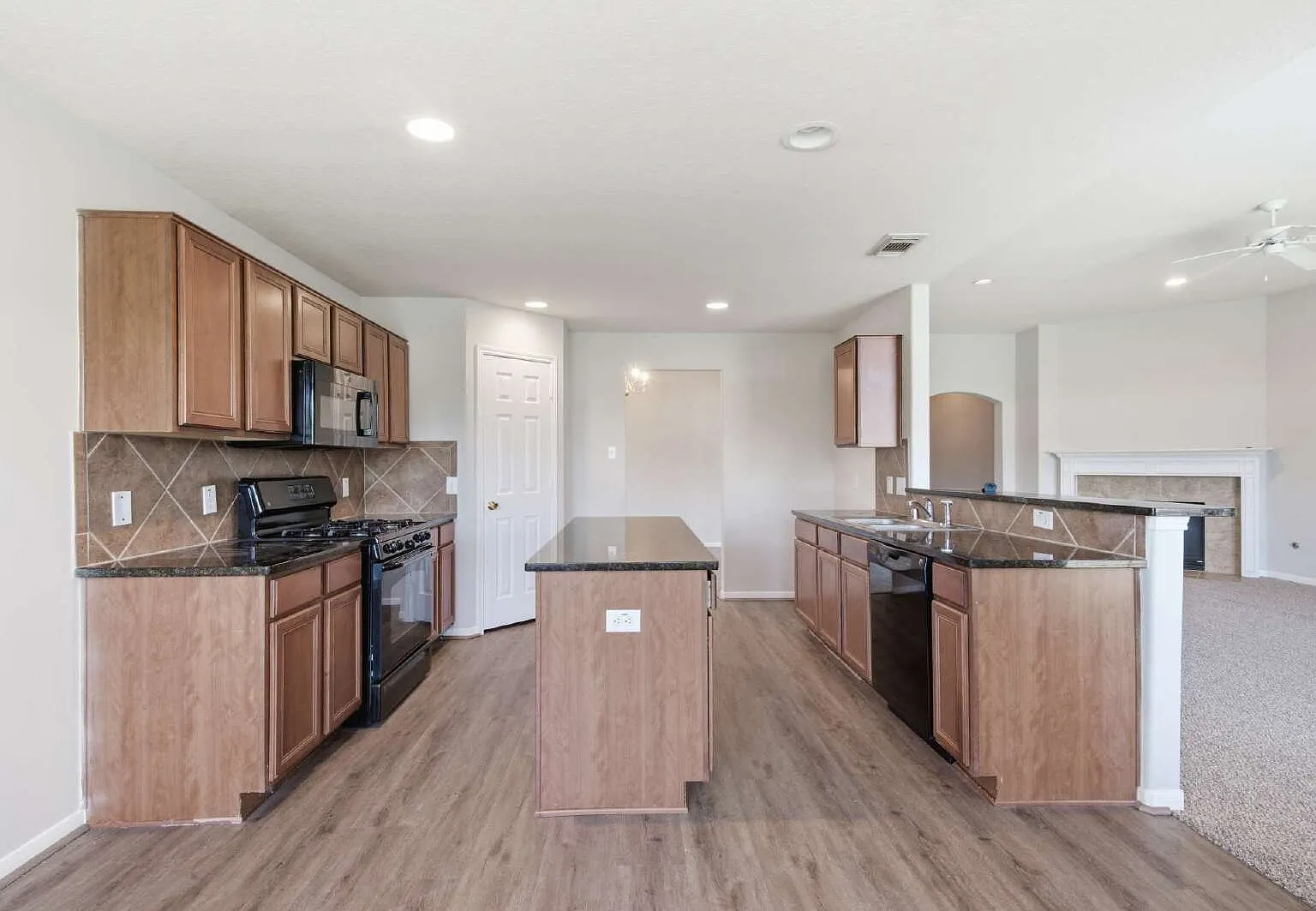 3 bed, 2.0 bath, 2319 sqft, $2,275 — Photo 2