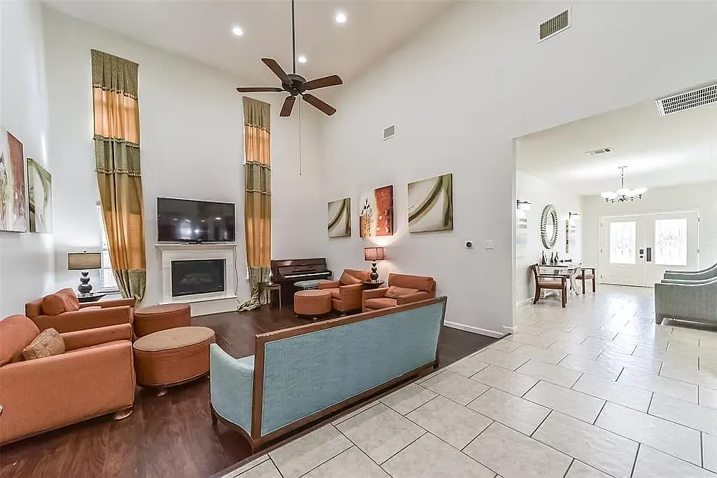 5 bed, 3380 sqft, $3,090 — Photo 3