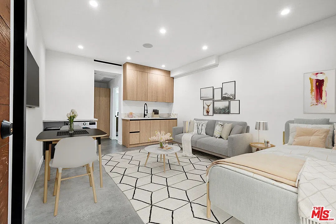 1 bed, 370 sqft, $2,100 — Photo 1