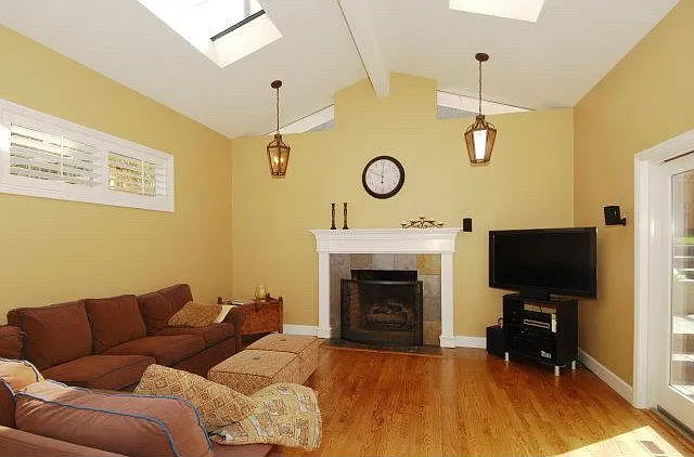 1063 Connecticut Dr — Photo 2