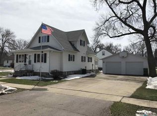 321 E 4th St, Freeman, SD 57029