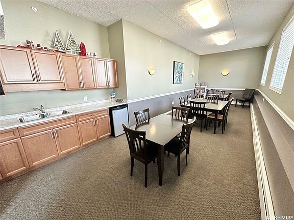 4th image of 825 5th St NE #402