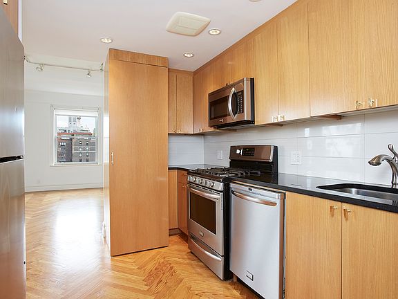 4th image of 23 E 74th St APT 15B
