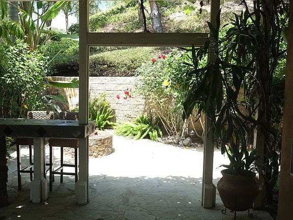 3rd image of 5 Halcyon Ln