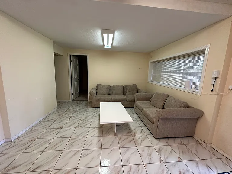 931 Holdom Ave — Photo 4