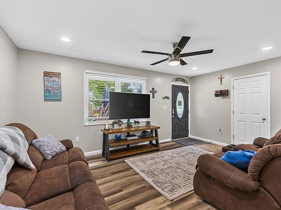 4th image of 504 SE 19th St