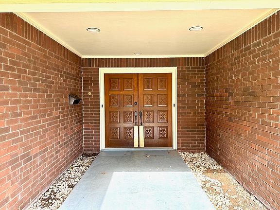 2nd image of 301 Parker Dr