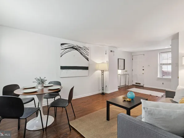 904 Waverly St, Philadelphia, PA 19147