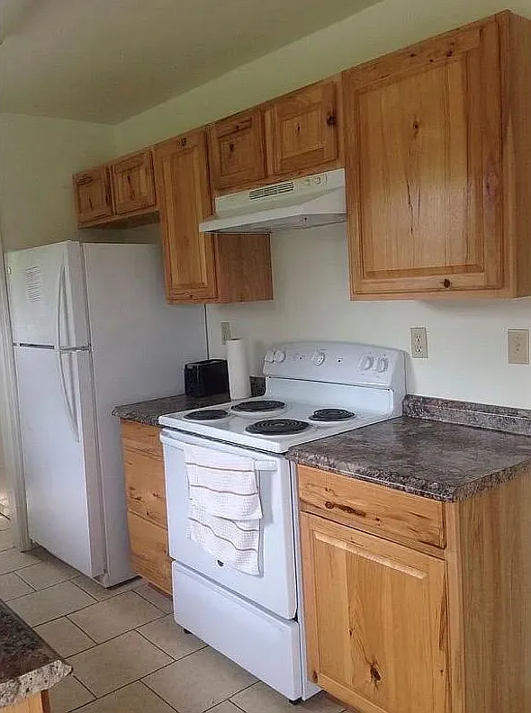 1002 E Railroad St — Photo 1