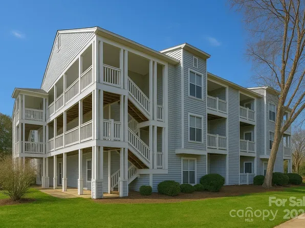 37 Hamiltons Harbor Dr, Lake Wylie, SC 29710