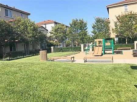 3 bed, 3.5 bath, 1744 sqft, $3,700 — Photo 3