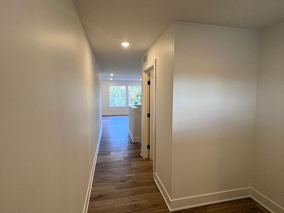 3rd image of 712 Hawthorn Ct #52