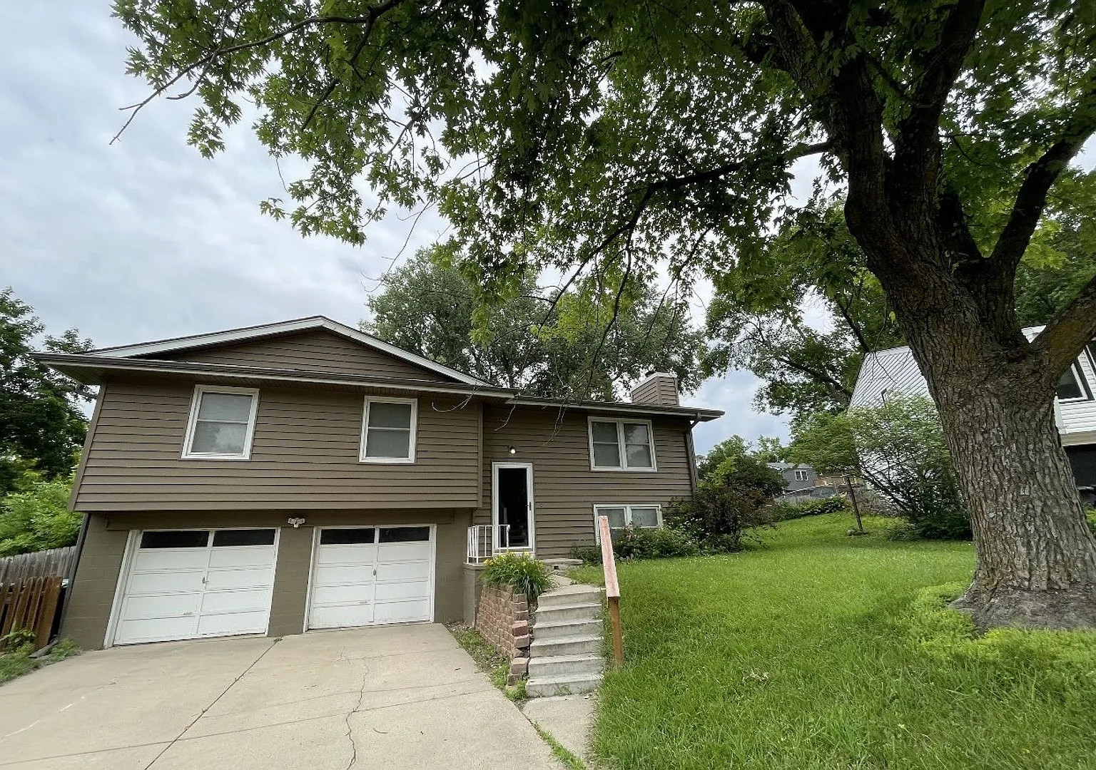 15112 Lincoln Cir 3 Bed/2 Bath Split Entry in Millard School District | Fireplace, Deck, Fenced Yard — Photo 1