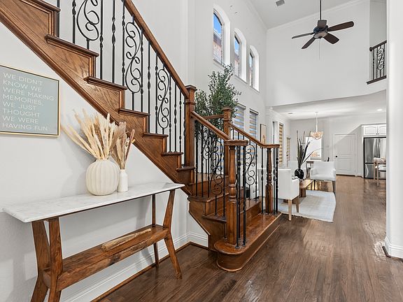 2nd image of 215 Palacio St