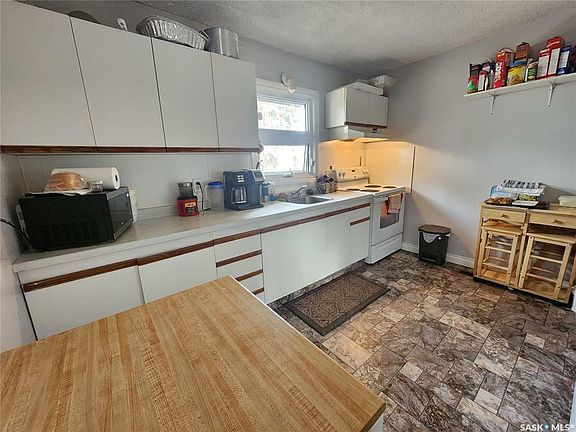 4th image of 974 Regina Ave