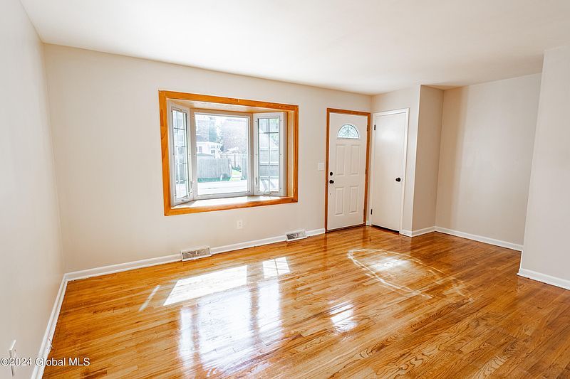 3rd image of 19 Garland Court