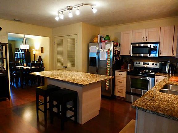 4th image of 8405 Lullwater Dr