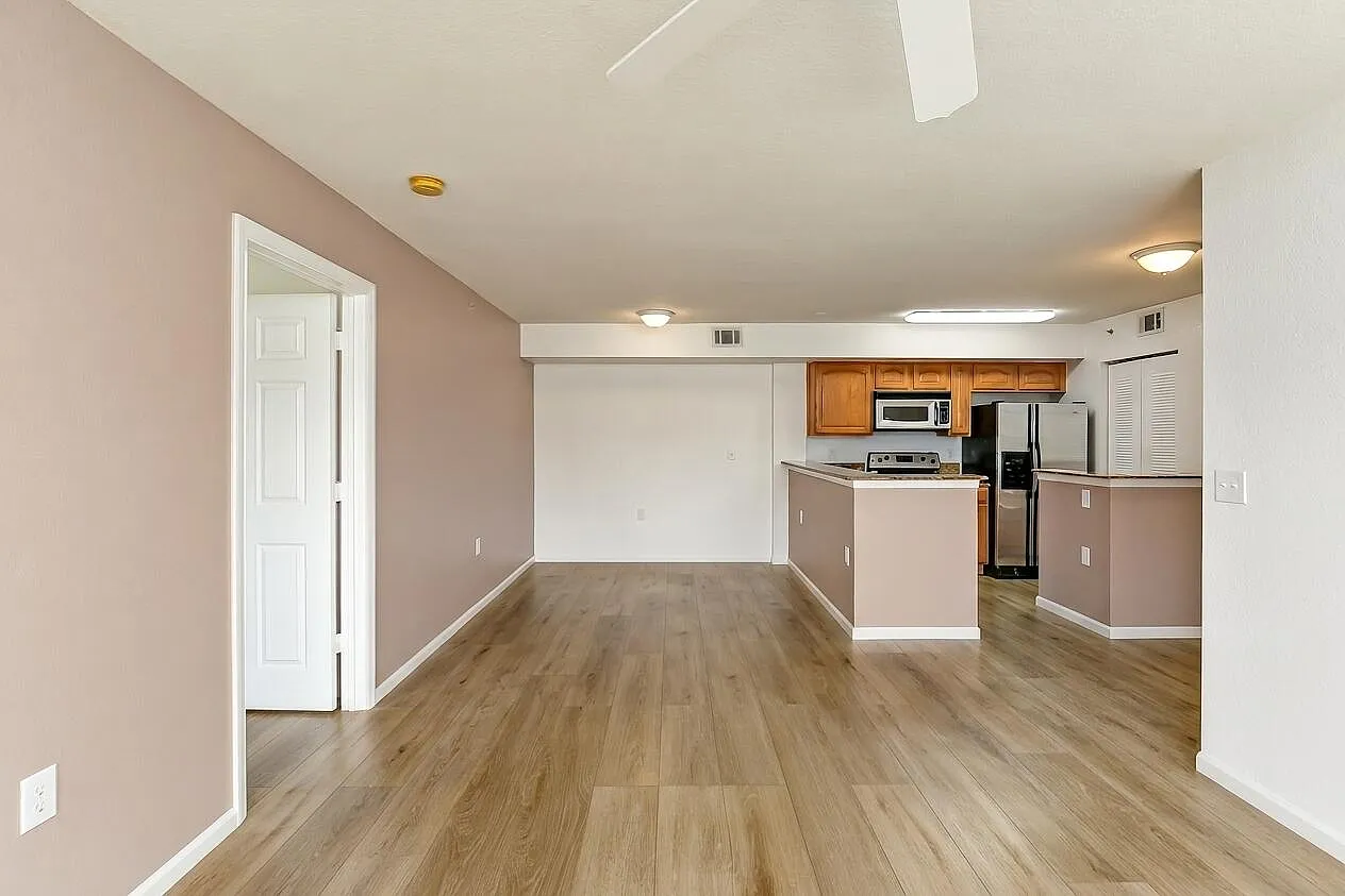 2 bed, 2.0 bath, 1033 sqft, $1,800 — Photo 2