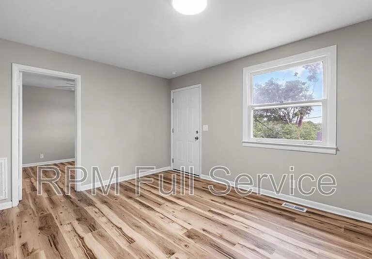 895 W Sharpe Ave #A — Photo 7
