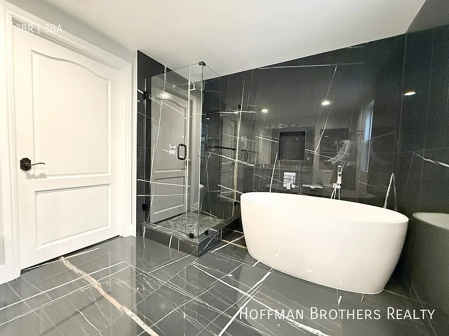 Building Photo - 1135 Rexford Dr #102
